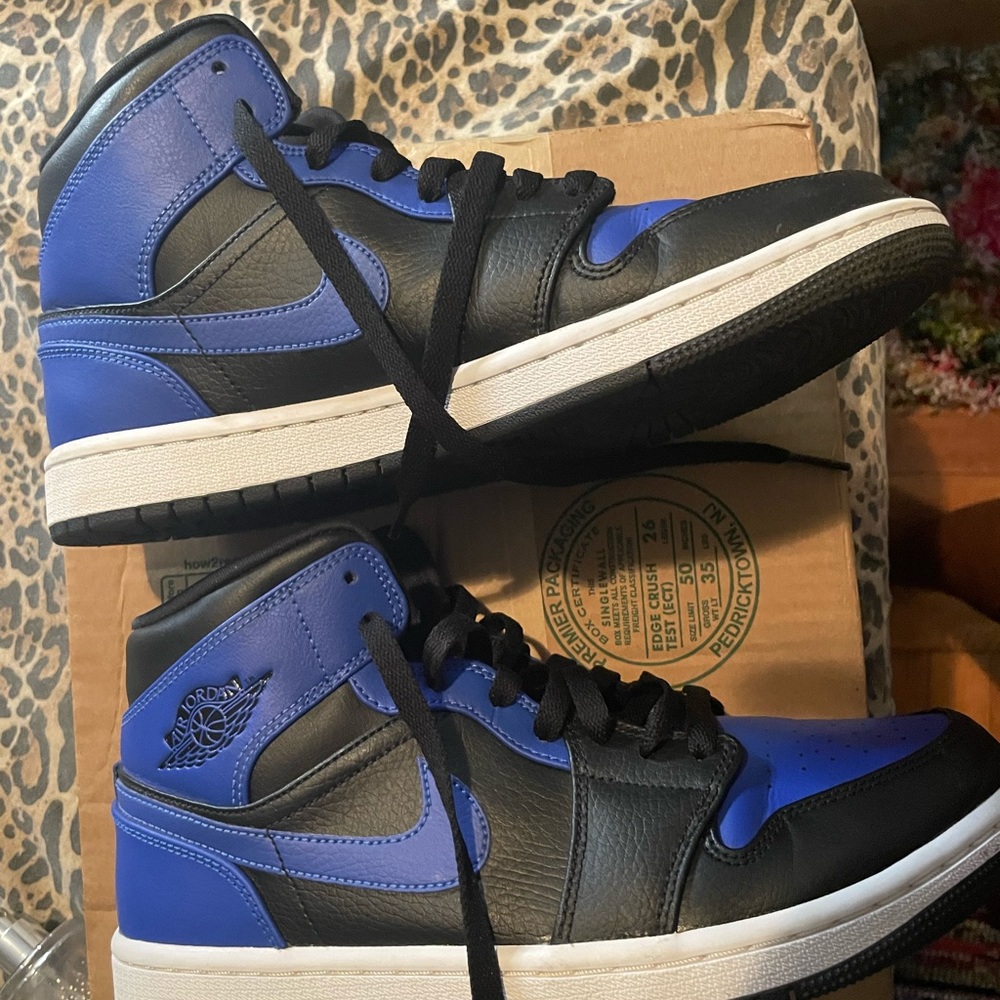 Air Jordan 1 Mid “Hyper Royal”